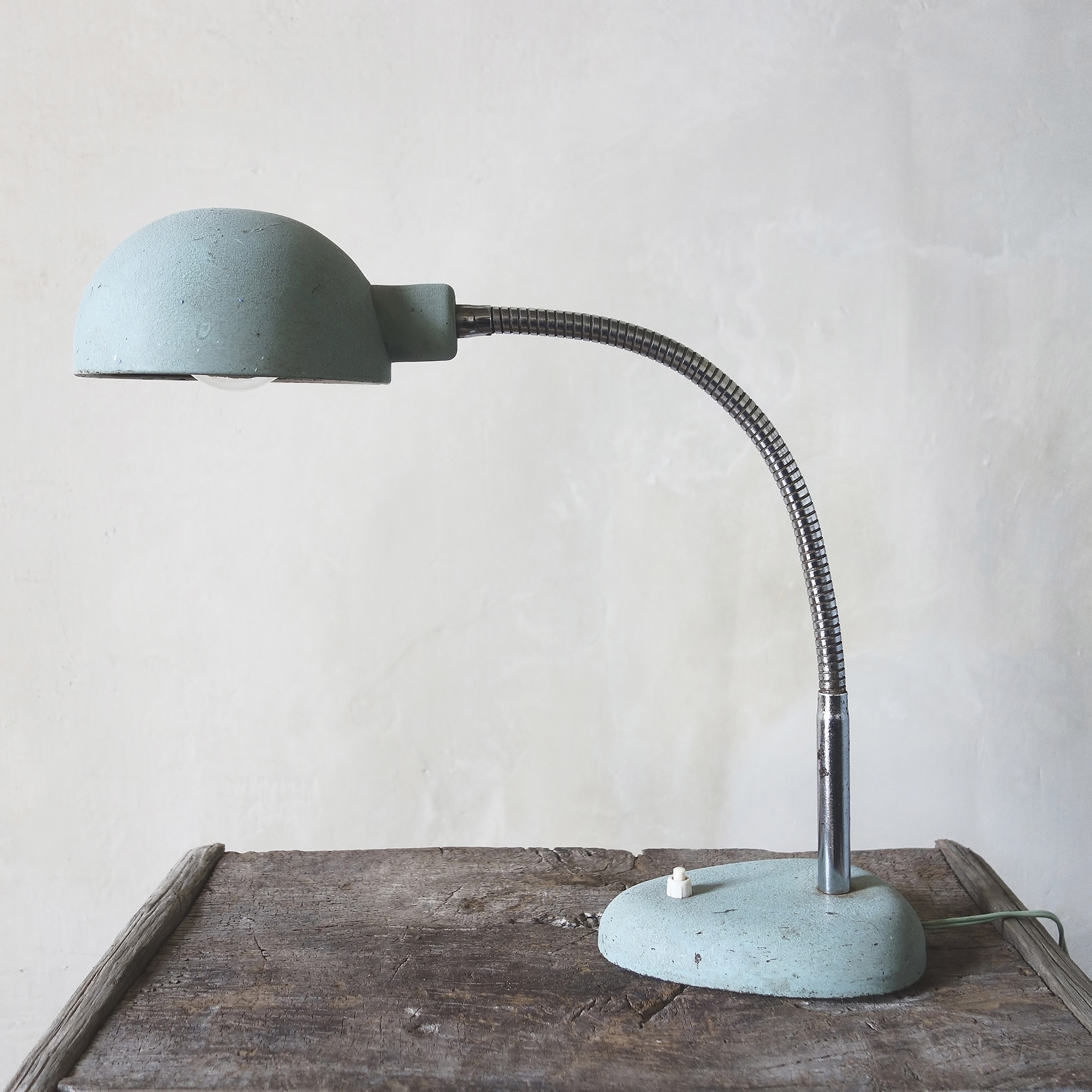 arm Kapper NieuwZeeland Mintgroen bureaulampje uit jaren 50-60 | Mint green desk lamp from the  50s-60s - Lasting Living
